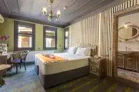 Wonder Wood Hotel
