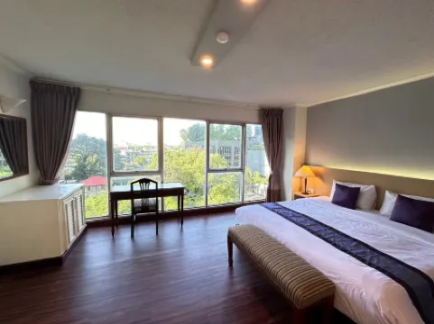 Collection O The Step Sathorn