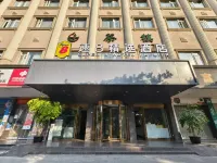 Super 8 Collection Hotel (Chongzhou Government Center Square)