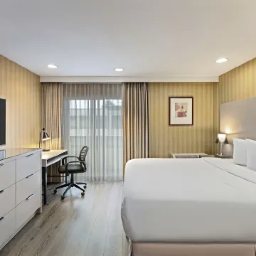 Executive Hotel Vancouver Airport โรงแรมใกล้สถานีอเบอร์ดีนสกายเทรน