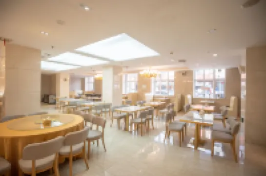 โรงแรม ฮอลิเดย์ เปิ่นซี กรีน สโตน วัลเลย์ น้ำพุร้อน