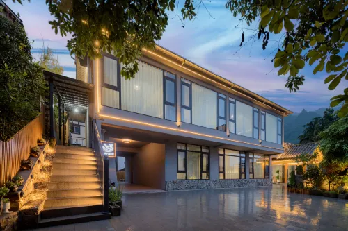 Plum-Spring  Elegant  Lodge