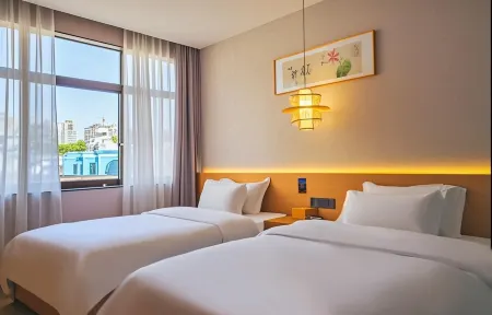 Woniu Manbu Hotel (Guangyuan High-Speed Railway Station) Отели рядом с достопримечательностью «Qianfo Cliff»