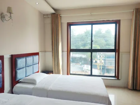 Rongxian 99 Hotel Отели рядом с достопримечательностью «Giant Buddha in Rong County»