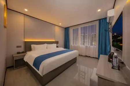 Huaihua Blue Maple Hotel (Sports Center Hunan Medical College Branch) Отели рядом с достопримечательностью «Juleyuan Large-scale Recreation Ground (East Gate)»