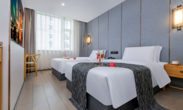 Crescent Moon Hotel (Chengdu Chunxi Road Tianfu Square Station)