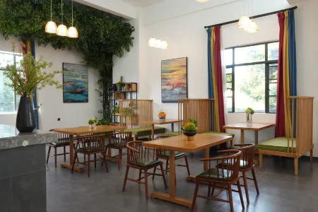 Waterfront Elysees Resort Отели рядом с достопримечательностью «Weijiaowan»