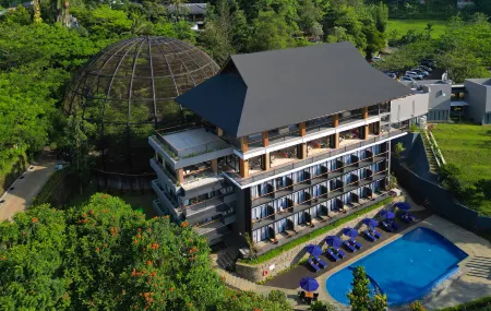 Hotel Santika Premiere Hill Resort Cibadak – Sukabumi Отели в г. Cikembar