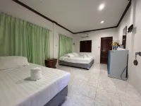 ไออุ่น แอท อัมพวา