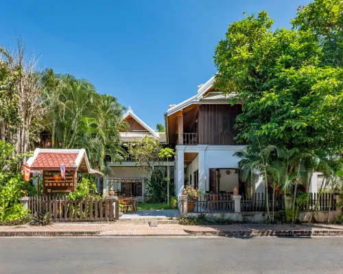Wisdom Mystery Hotel Hotel berhampiran Wat Chom Phet