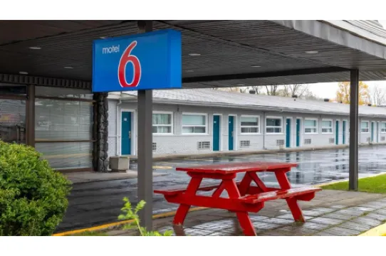 Motel 6 Cornwall, ON