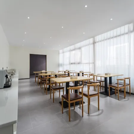 Lisiton International Hotel (Danzhou Baimajing Central Avenue Branch)