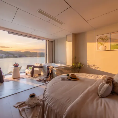 Yuelanqiyu · Moon Whisp | Erpanlanyue Waterfront Seaview Resort Chinese Inn (Erhai Ideal City)