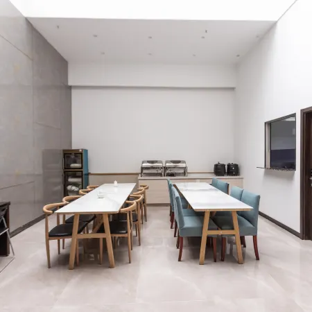 Lanzhou Huade Hotel (Dongfanghong Plaza Subway Station)