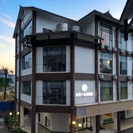 Yi'ai E-sports Homestay (Longchang Nanguan Shipaifang Ancient Town)