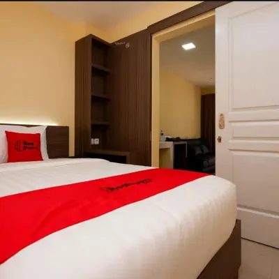RedDoorz Plus Near Paragon Mall Semarang - Pensions