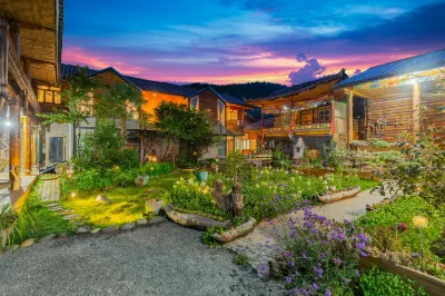 Lugu Lake Scenic Area Mosuo Cottage Hotels in Visiting Marriage Bridge / Chohai Resort