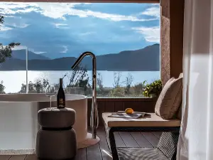 Minyoun Rezen Retreat Lugu Lake