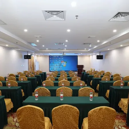 Venus International Hotel (Shengping Subway Station) Отели рядом с достопримечательностью «Рынок 5 Союзов»