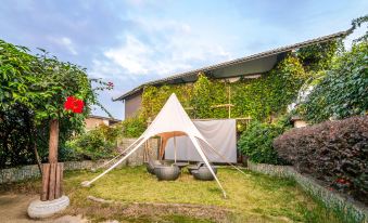 A thousand purple and red roof garden hotel (Guilin Liangjiang Sihu Scenic Area)