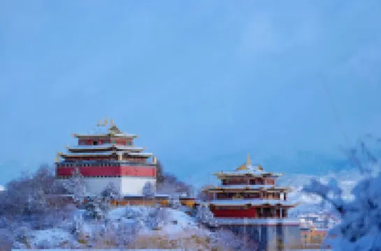 Shangri-La Yanxu Fuoxi Biyuan (Dukezong Ancient City Shop)  호텔