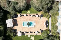 Romano Palace Luxury Hotel Hotels near Fontana di Proserpina