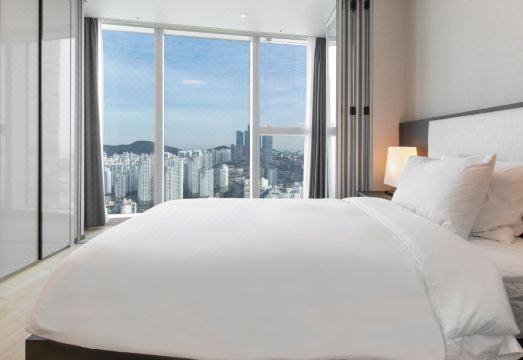 엘시티 레지던스 와이컬렉션의 초고층 객실 내부와 오션뷰