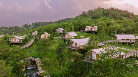 Squirrel Kingdom Forest Hotel Отели рядом с достопримечательностью «Mulan Grassland»