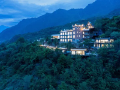 Light and forest PeeKaboo Cliff Private Soup Hotel Hotels in Danba