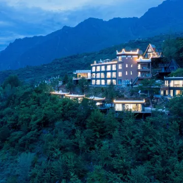 Light and forest PeeKaboo Cliff Private Soup Hotel