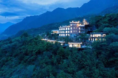 Light and forest PeeKaboo Cliff Private Soup Hotel