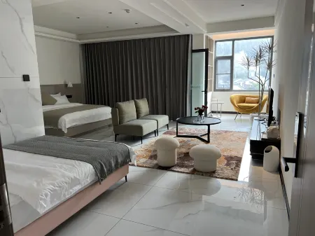 Dali Eryuan Yinlanxi Hot Spring Resort Hotel