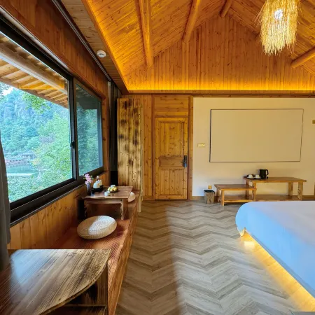 Xinchang: The Lake View Homestay