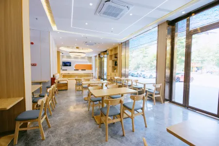 M Hotel (Bai Sheng Shopping Center) Отели рядом с достопримечательностью «Beishansi»