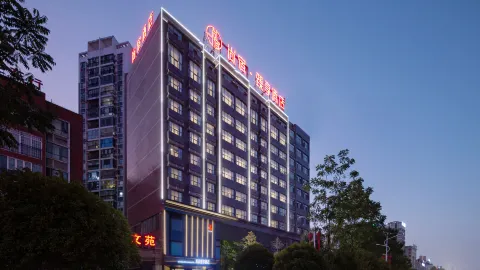 Shangsu Zhenxiang Hotel (Pingjiang County Vocational and Technical School Store) in Bình Giang