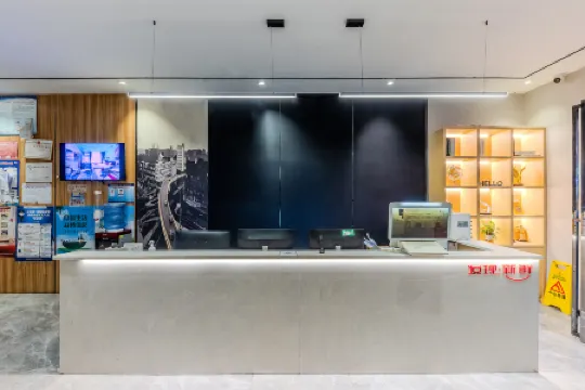 Courtyard by Marriott (Hainan College of Commerce and Industry Provincial Museum Store) Отели рядом с достопримечательностью «Hainan Sports Training Hall»