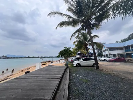 Riverbank Dungun Guesthouse & Cafe