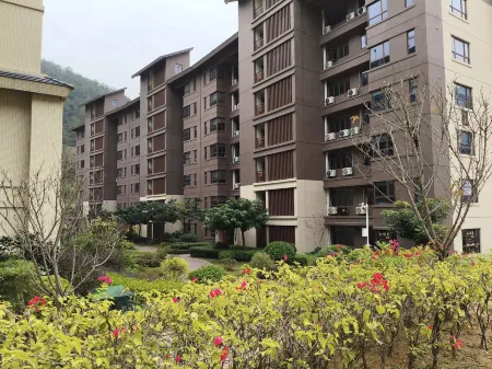 Yujianquan Hot Springs Homestay (Gupo Mountain Tourism Resort Area Outdoor Hot Springs Museum) Отели рядом с достопримечательностью «Shibashuiyuan Ecological Scenic Spot»