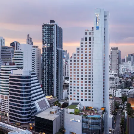 Radisson Blu Plaza Bangkok Отели рядом с достопримечательностью «Станция BTS Асок»