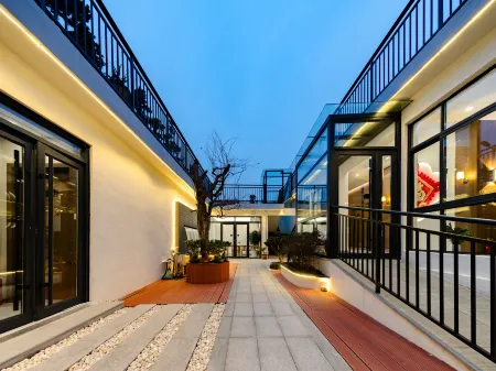 Floral Hotel·Qin Garden Hotel Отели рядом с достопримечательностью «Azure Cloud Temple»