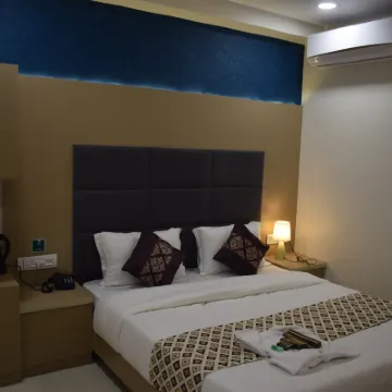 HOTEL ROYAL SQUARE Hotels near The Adalaj Stepwell