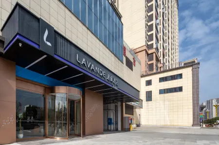 Lavande Hotel (Zhaotong Zhenxiong Hongxing International) Отели рядом с достопримечательностью «Chishuiyuan Square»