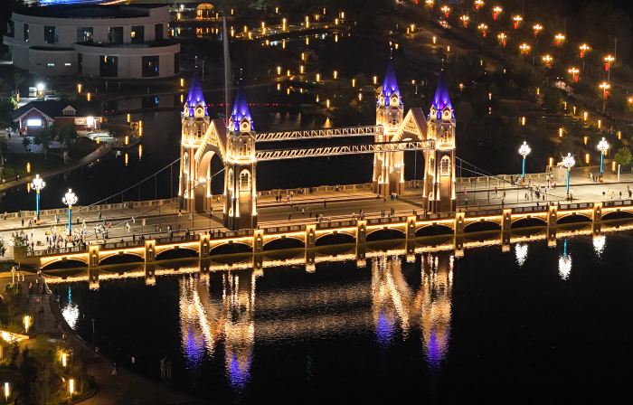 Burqin Xinlv Pinecone Hotel (Internet Celebrity Bridge)