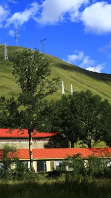 Accompanying Mountain and Moon Homestay (Kangding Xinduqiao Branch) Hotels near Xinduqiao Town