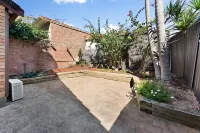 North Shore Spacious 2BR Home in Cremorne - Holiday Home Hotels in Mosman