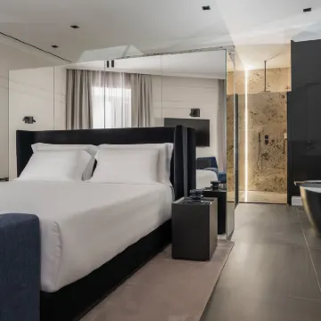 Casa Guttmann Hotels near Trevi Fountain