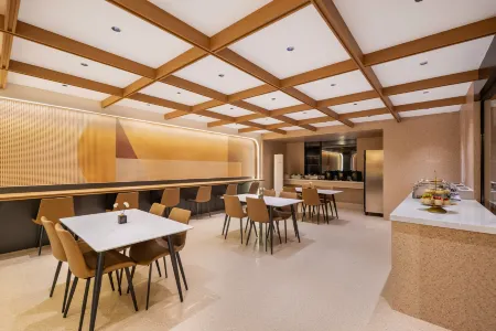 Platinum Crystal Hotel Отели рядом с достопримечательностью «Lake Biwa Scenic Area»