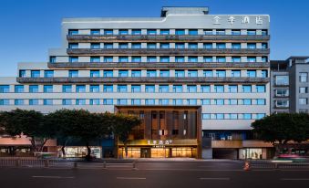 Holiday Inn Express Leshan Zhanggongqiao Food Street