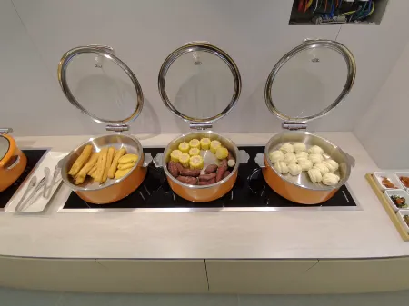 Yiren Hotel (Tongliao Railway Station People's Park) Отели рядом с достопримечательностью «Minzu University of China Tongliao Correspondence Station»