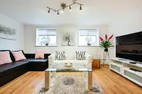 Riverside Townhouse with Private Garden - Виллы